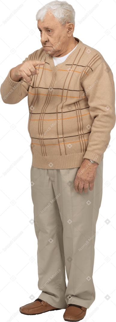 一位穿着休闲服的老人用手指指着的正面图