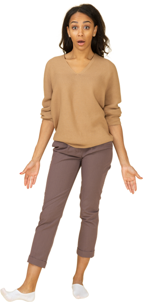 Vista frontal de una mujer joven de piel oscura que cuestiona extendiendo sus manos