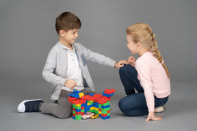 Kinder spielen lego