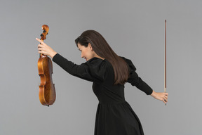 Una violinista femenina haciendo una reverencia