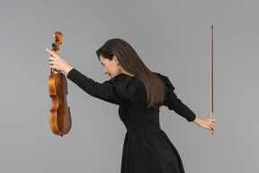 Uma violinista feminina dando uma reverência