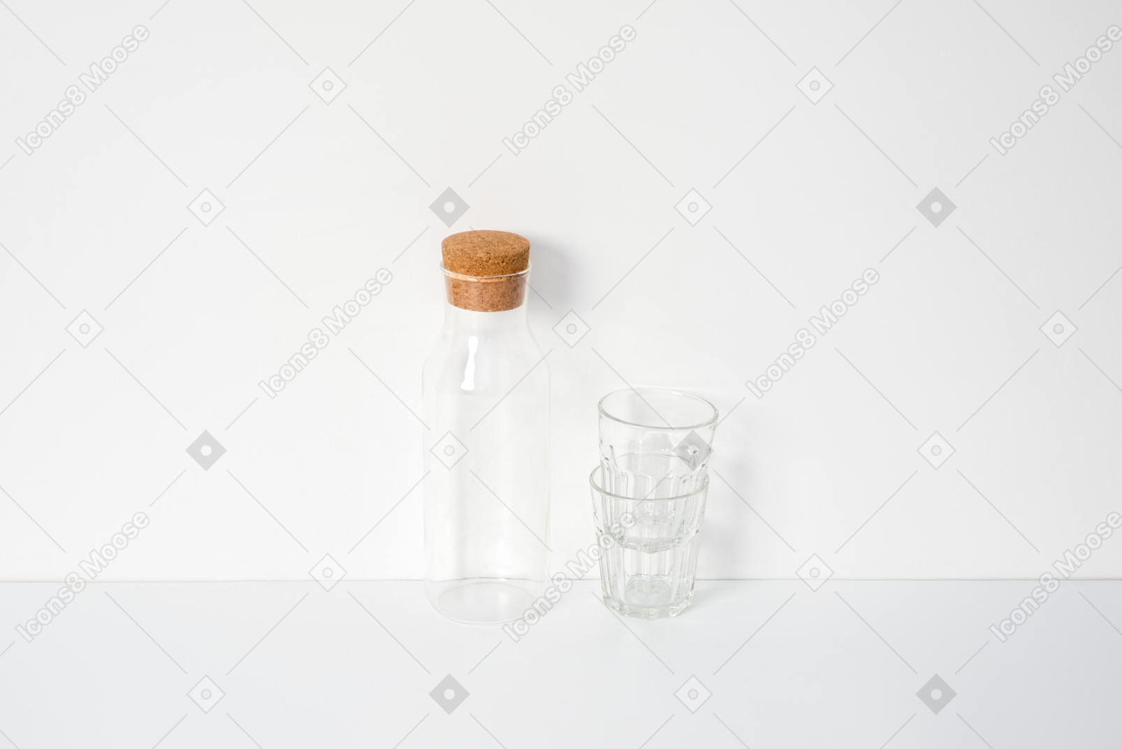 Botella vacía con dos vasos