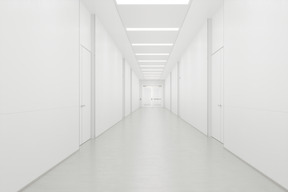 Langer weißer korridor mit türen
