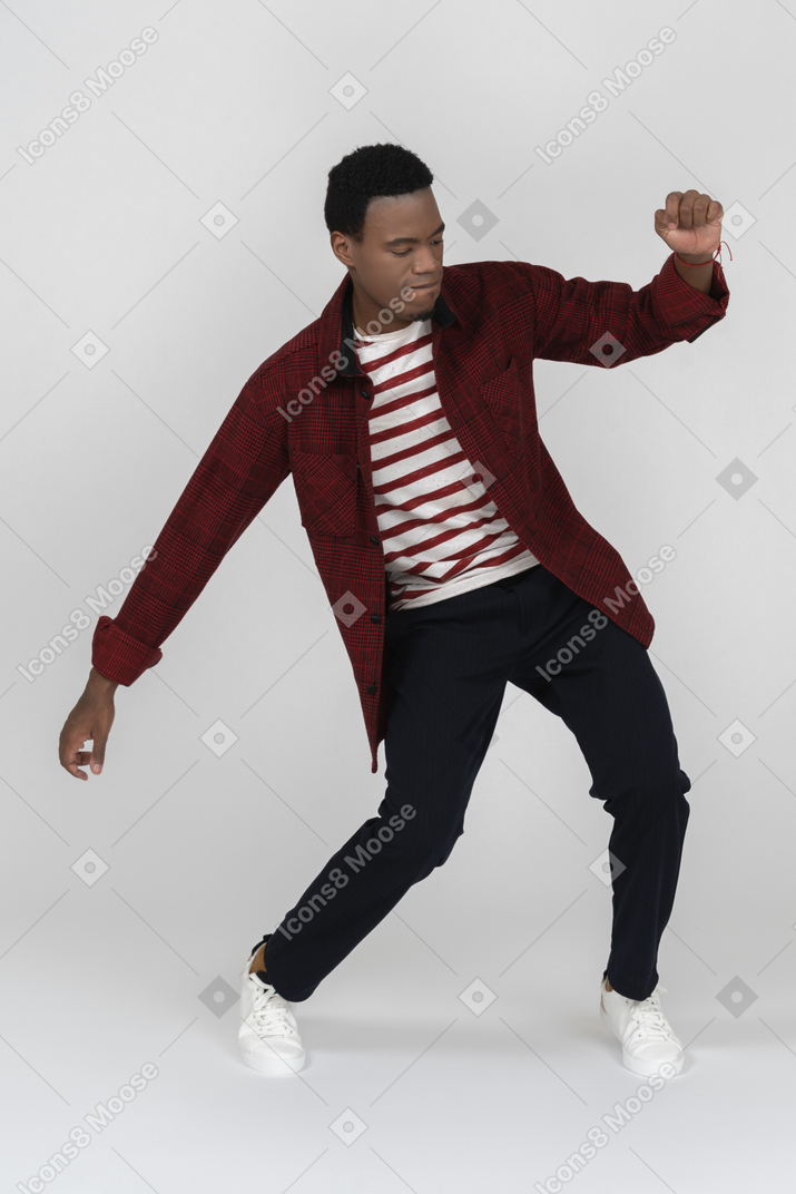 Vue de face d'un homme noir qui danse