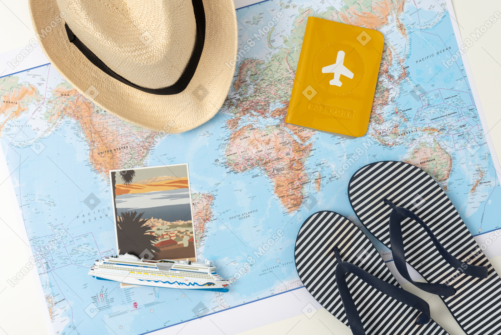 Um chapéu de palha e chinelos, junto com um passaporte e uma foto no mapa-múndi
