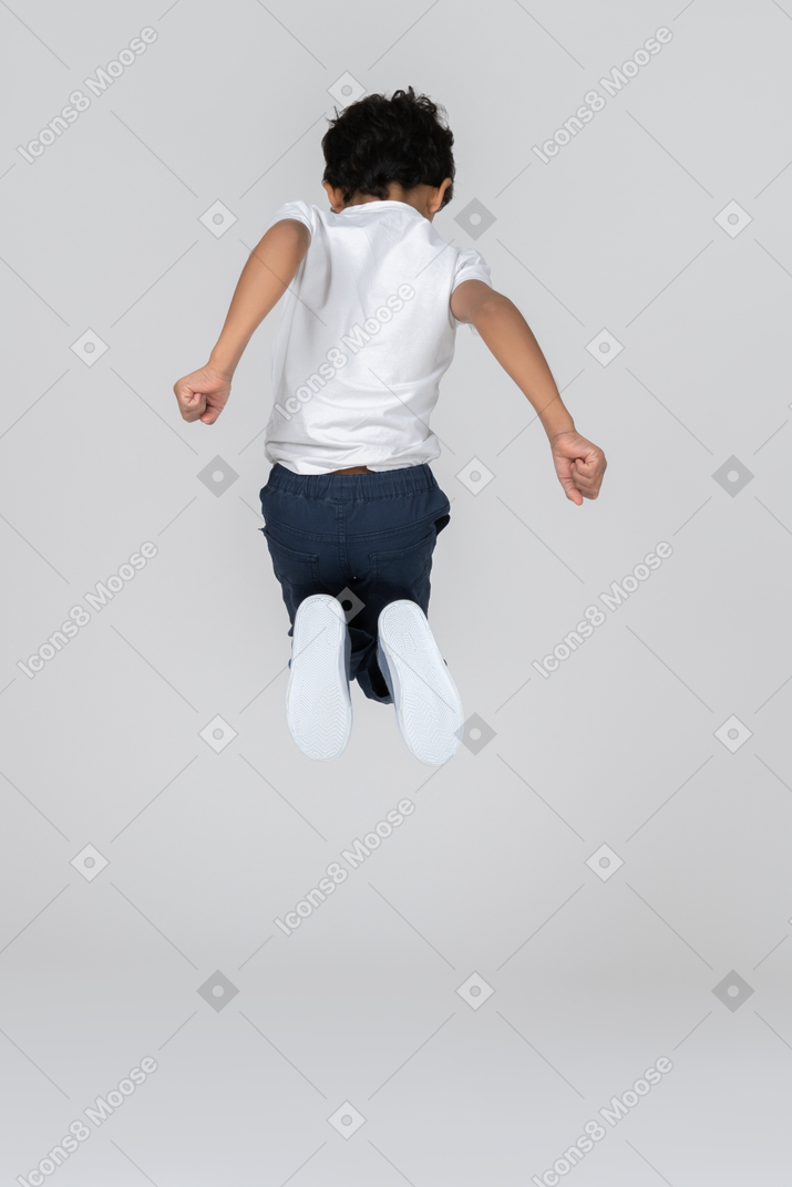 Un garçon sautant