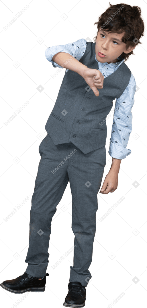 Vista frontale di un ragazzo in abito grigio che mostra il pollice verso il basso