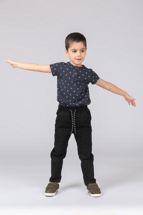 Вид спереди симпатичного мальчика, позирующего с протянутыми руками
