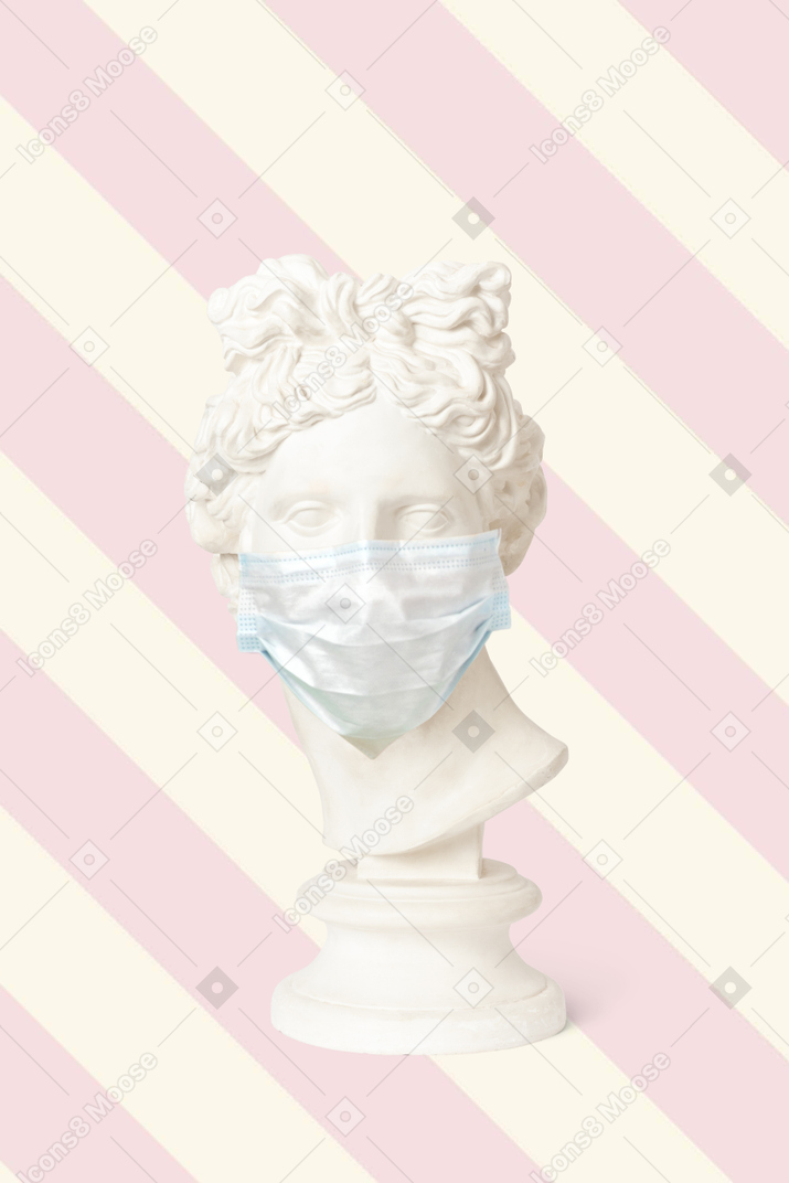 Busto de estatua con máscara médica