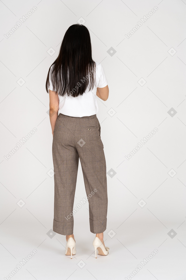 Vista posterior, de, un, mujer joven, en, calzones, levantar la mano