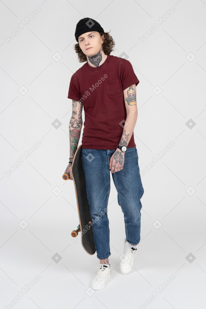 Подросток гуляет со своим скейтбордом