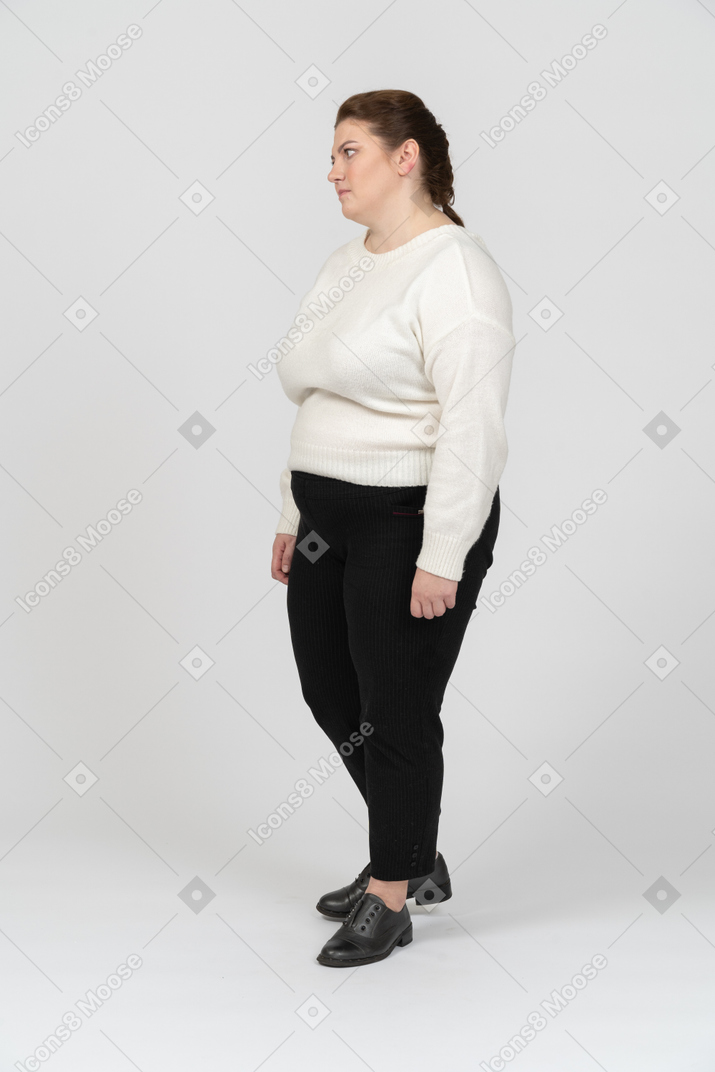 Femme dodue triste dans des vêtements décontractés