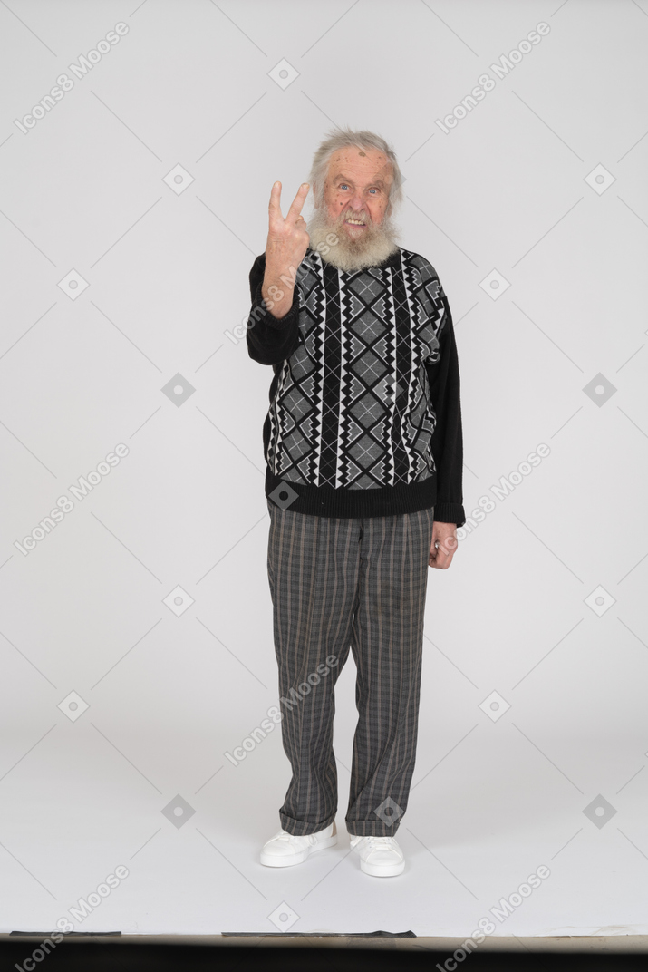 Anciano mostrando gesto con dos dedos