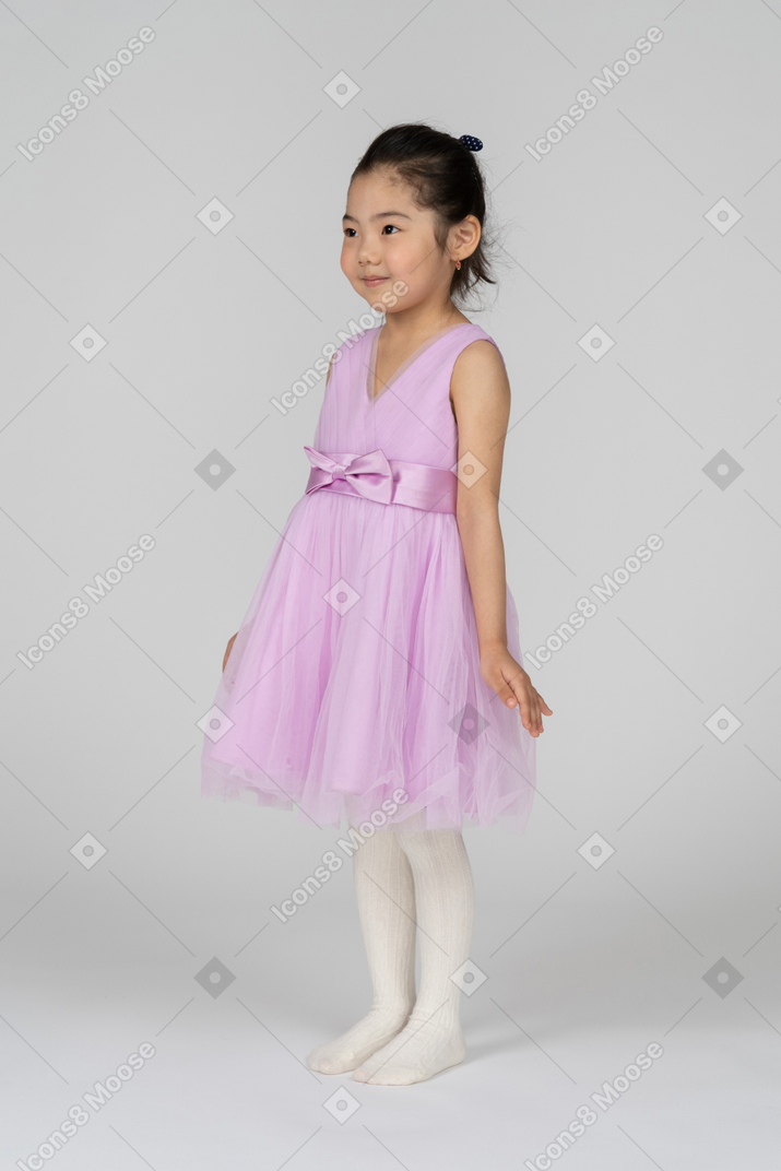 그녀의 드레스를 과시하는 귀여운 소녀