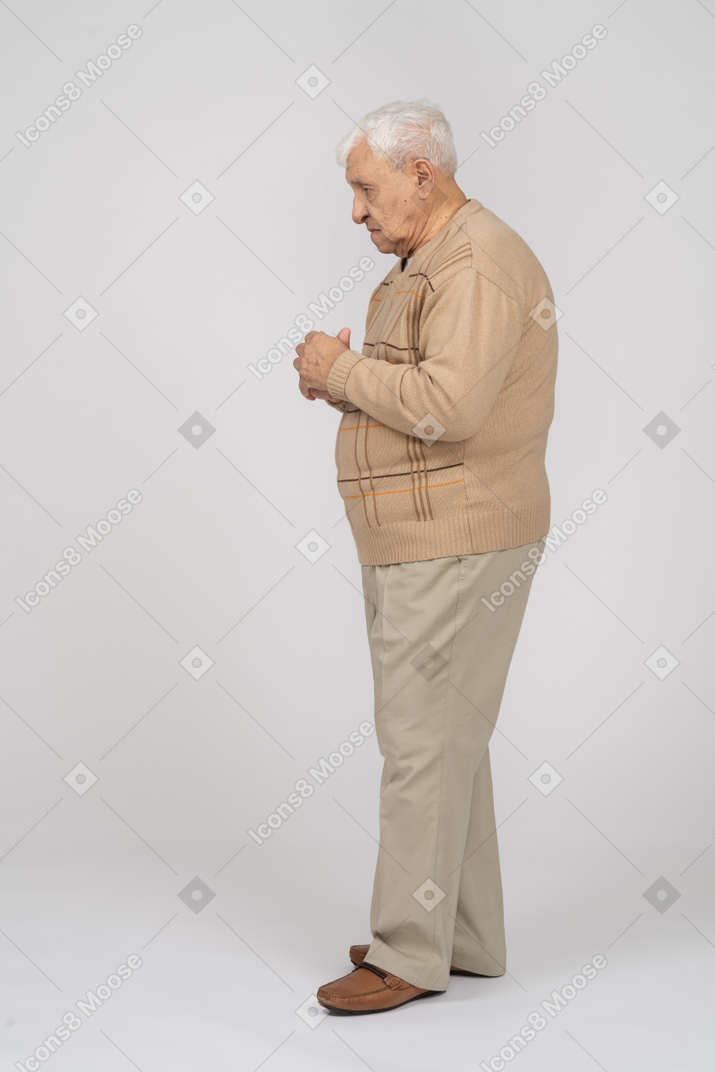 カジュアルな服装で思いやりのある老人の側面図