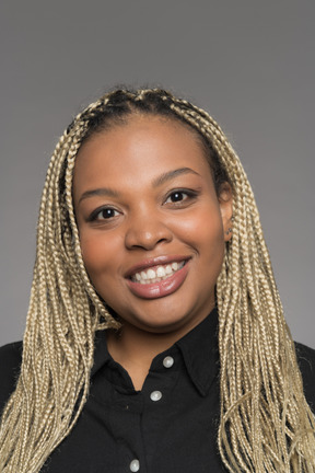 Retrato de una sonriente joven afroamericana con rastas