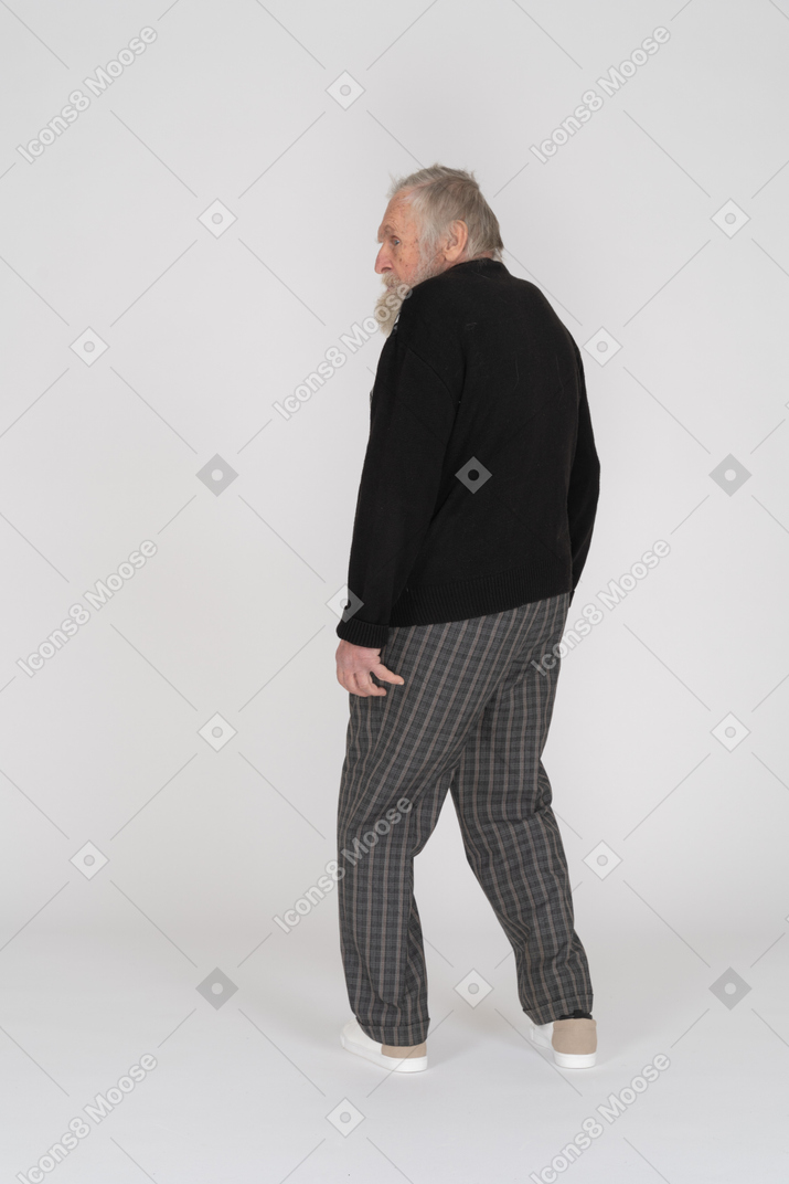 Vista posteriore di un uomo anziano che guarda sopra la sua spalla