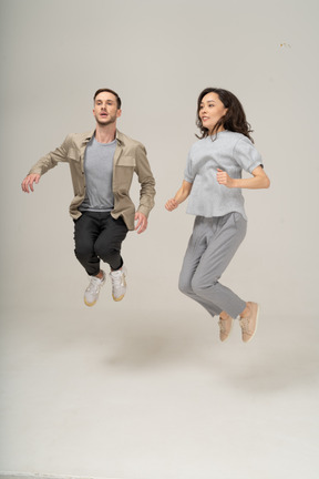 흥분된 젊은 여자와 남자 점프