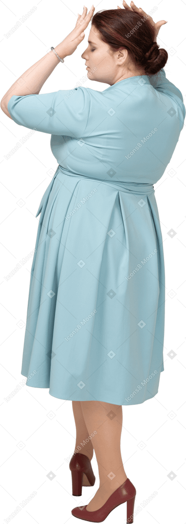 Vista posteriore di una donna in abito blu in posa