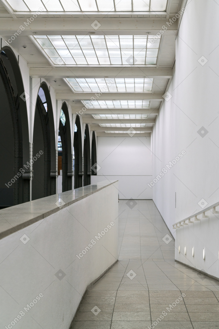 Espace vide avec rampe et arches noires