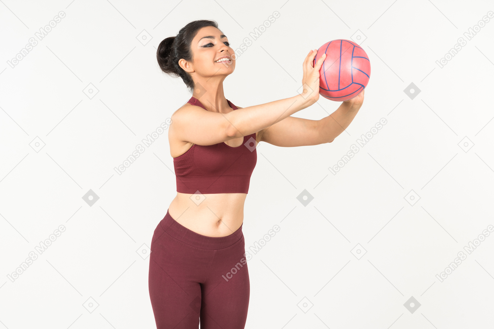 スポーツウェアの若いインド人女性はボールを投げるつもりです。