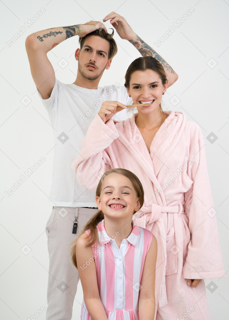 Adorabile routine quotidiana della famiglia