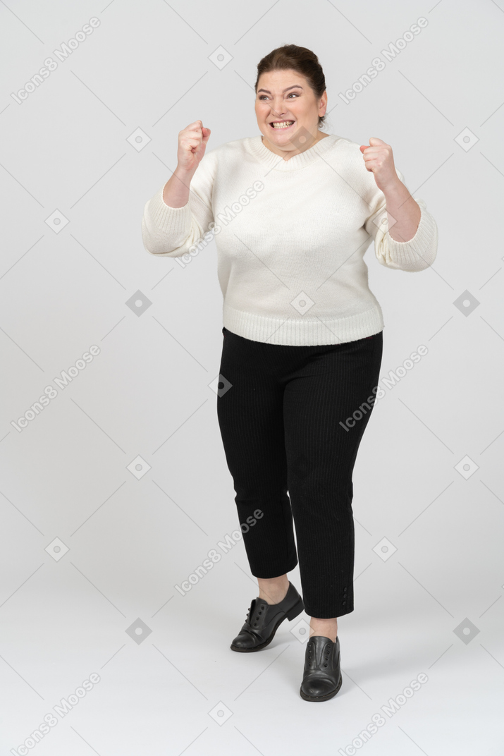 Femme grassouillette en colère dans des vêtements décontractés combats