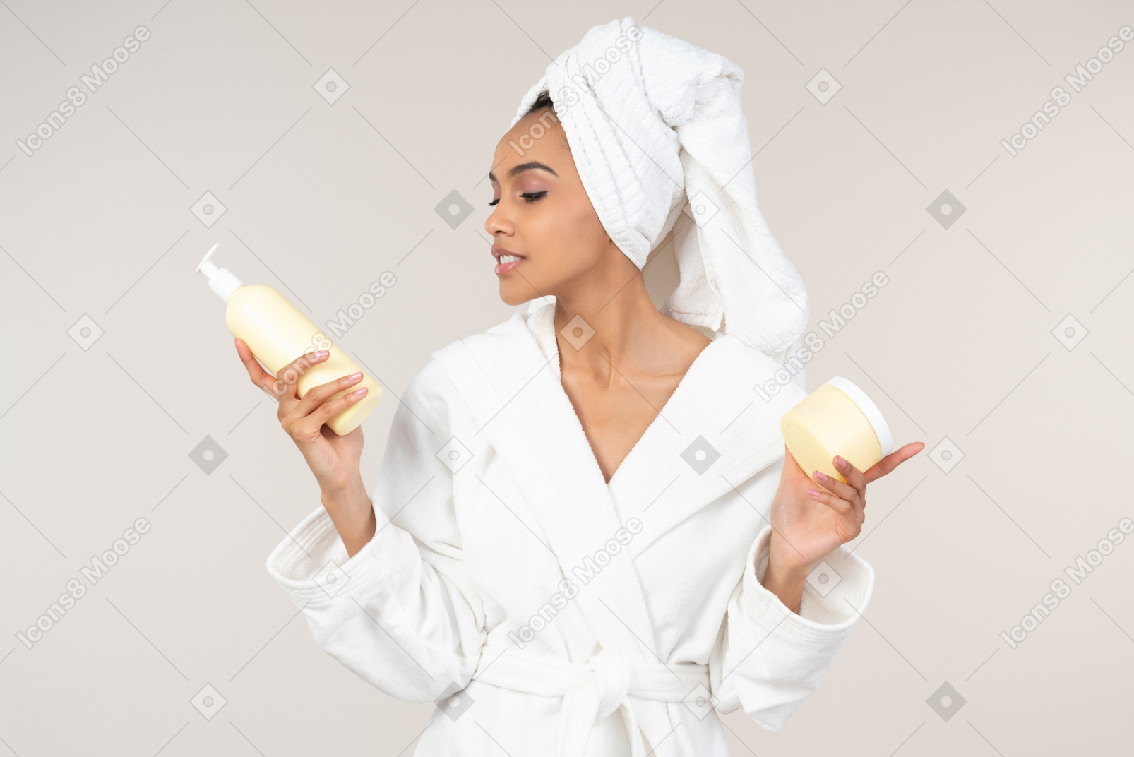그녀의 피부 관리 루틴을 즐기는 흰 목욕 가운과 머리 수건에 흑인 여성