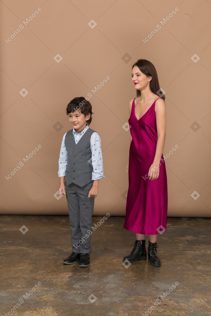 Criança e mulher sorrindo