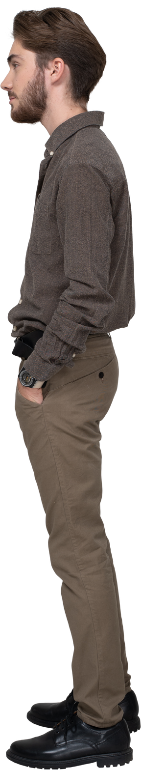 Vista lateral de um homem em roupas casuais colocando as mãos nos bolsos