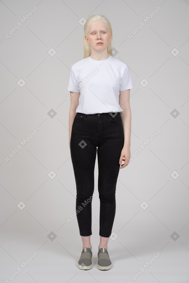 Vista frontal de una adolescente con ropa informal