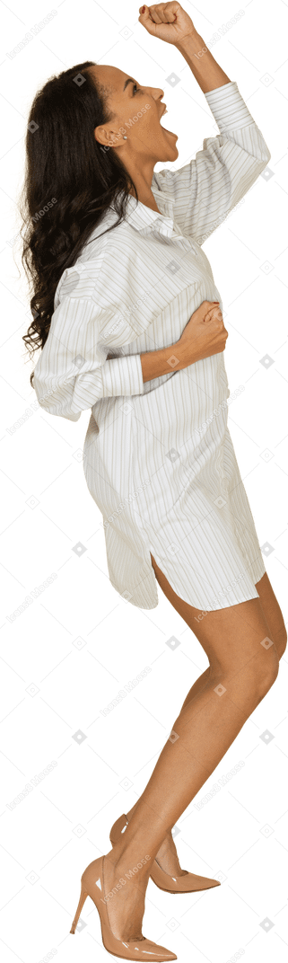 手を上げる白いドレスを着て踊る浅黒い肌の若い女性の側面図