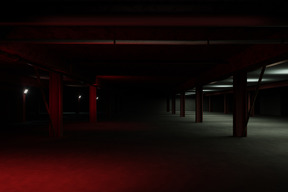 Parking souterrain sombre avec lumière rouge