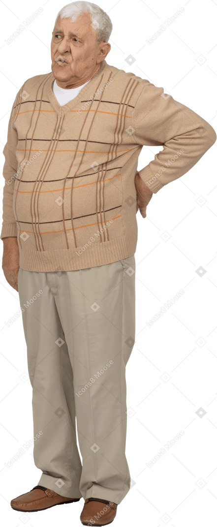 Vista frontale di un vecchio in abiti casual in piedi con la mano sulla schiena
