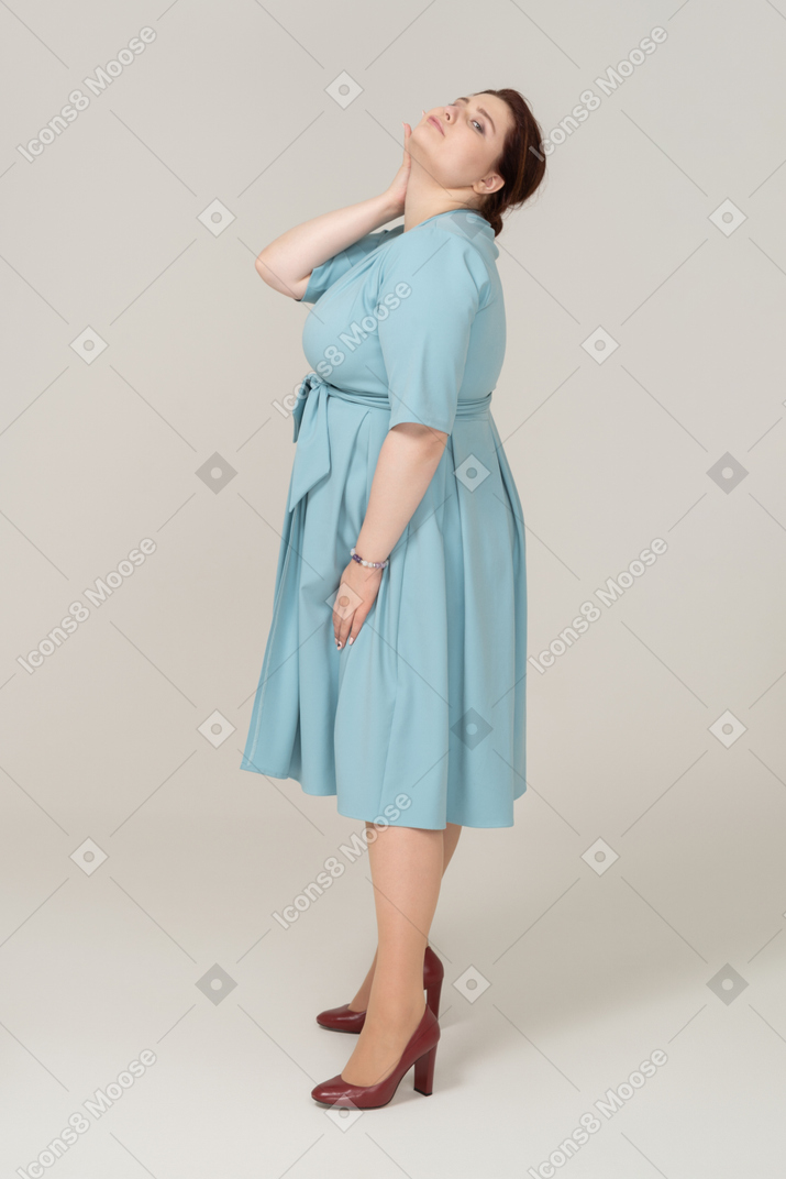Mujer, en, vestido azul, posar, en, perfil
