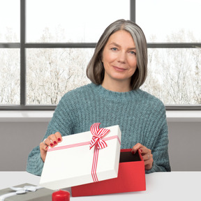 Mulher dando-lhe um presente de natal