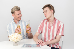 Encore de la bière et du pop-corn?