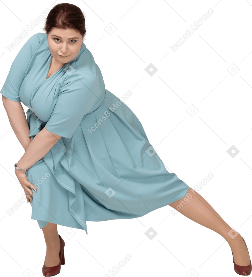 Vista frontal, de, un, mujer, en, vestido azul, ejercicio