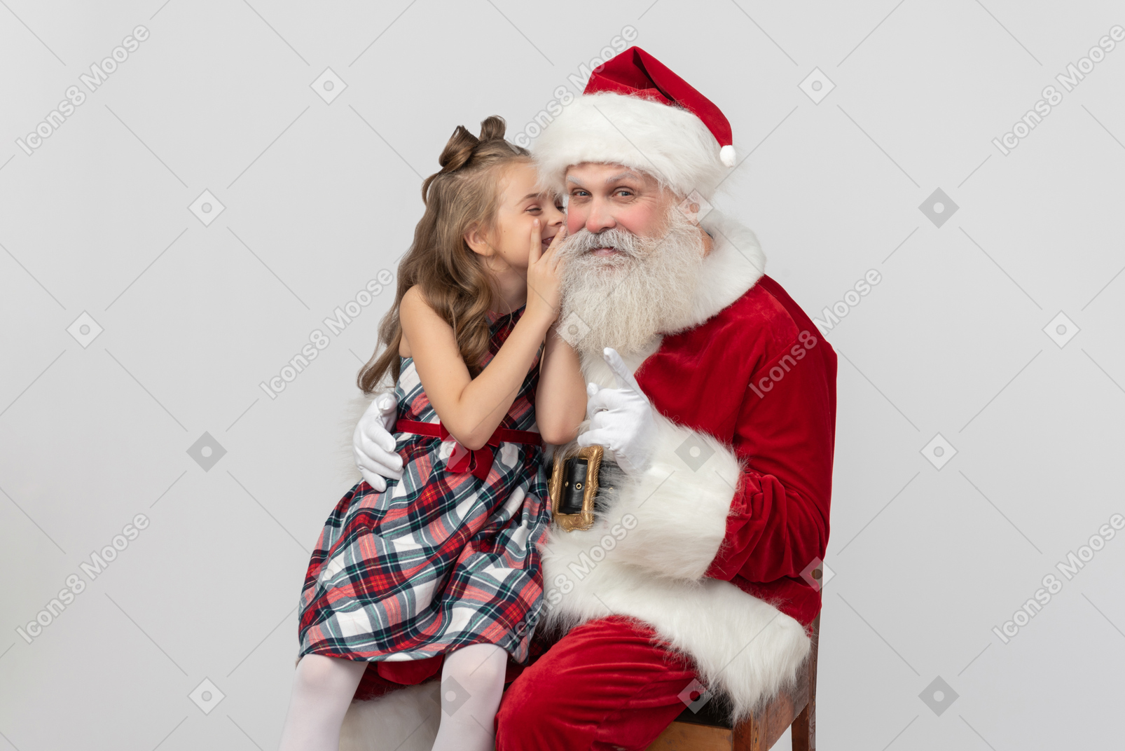 孩子女孩在圣诞老人的耳朵上窃窃私语