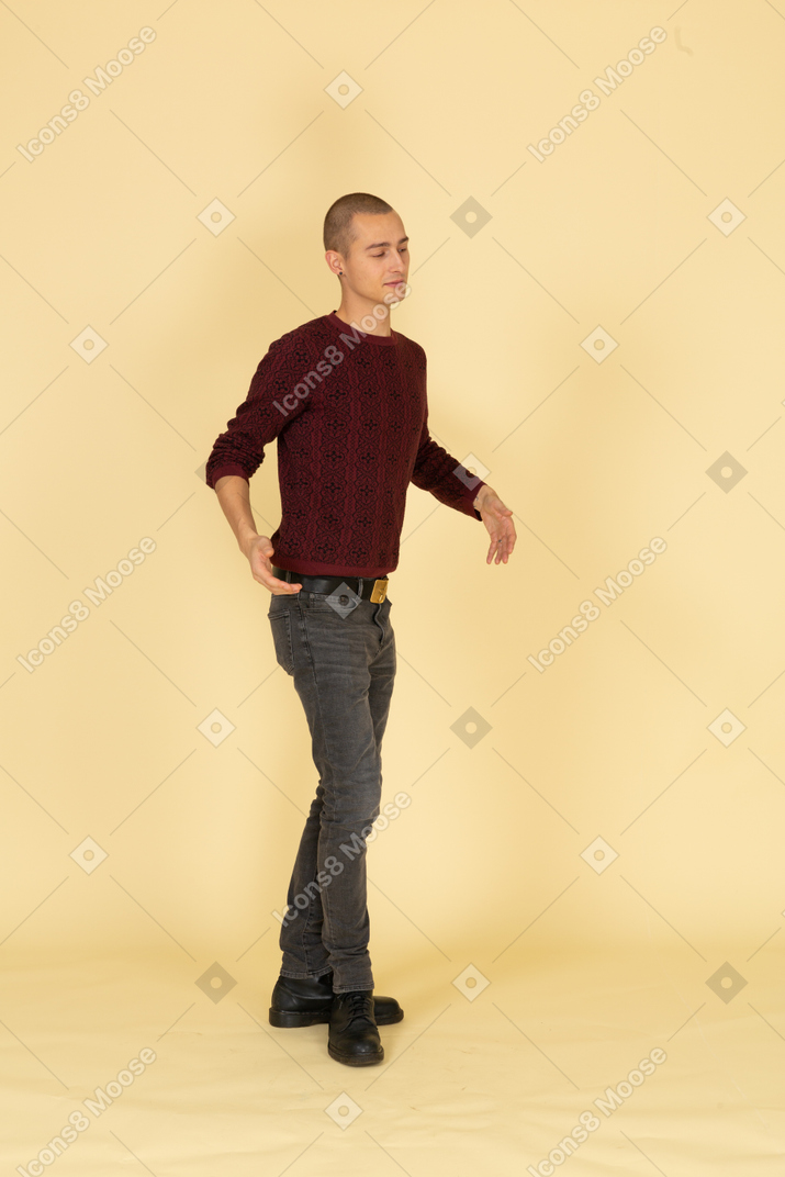 빨간 스웨터를 입은 한순간 젊은 남자의 3/4보기