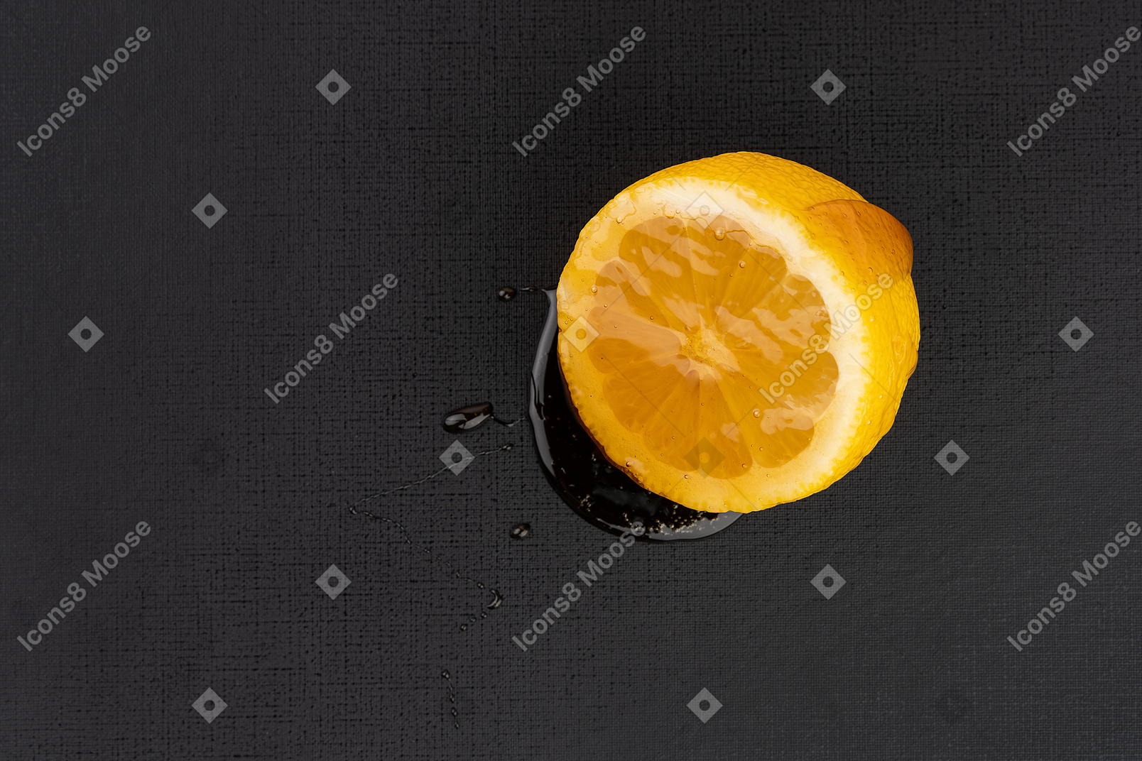 Citron mariné sur fond noir