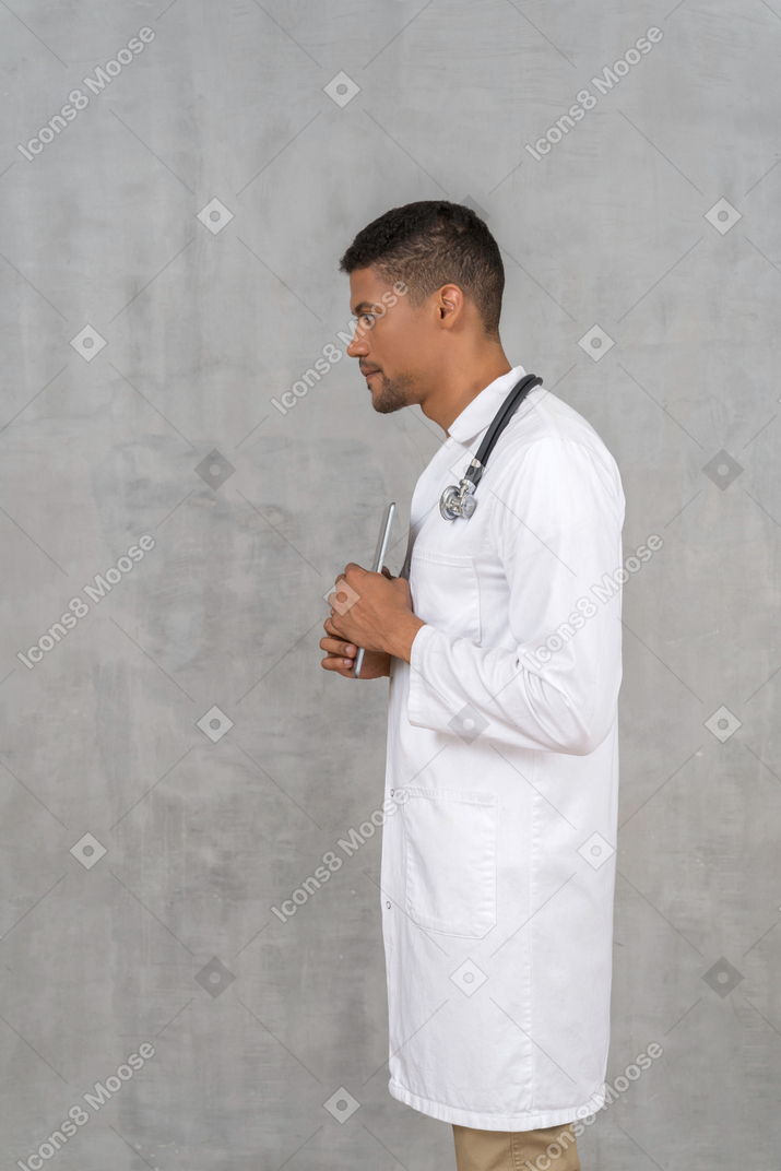 Вид сбоку на торжественно выглядящего врача