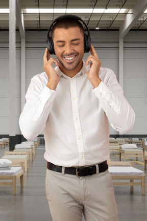 Hombre escuchando música en auriculares en un hospital