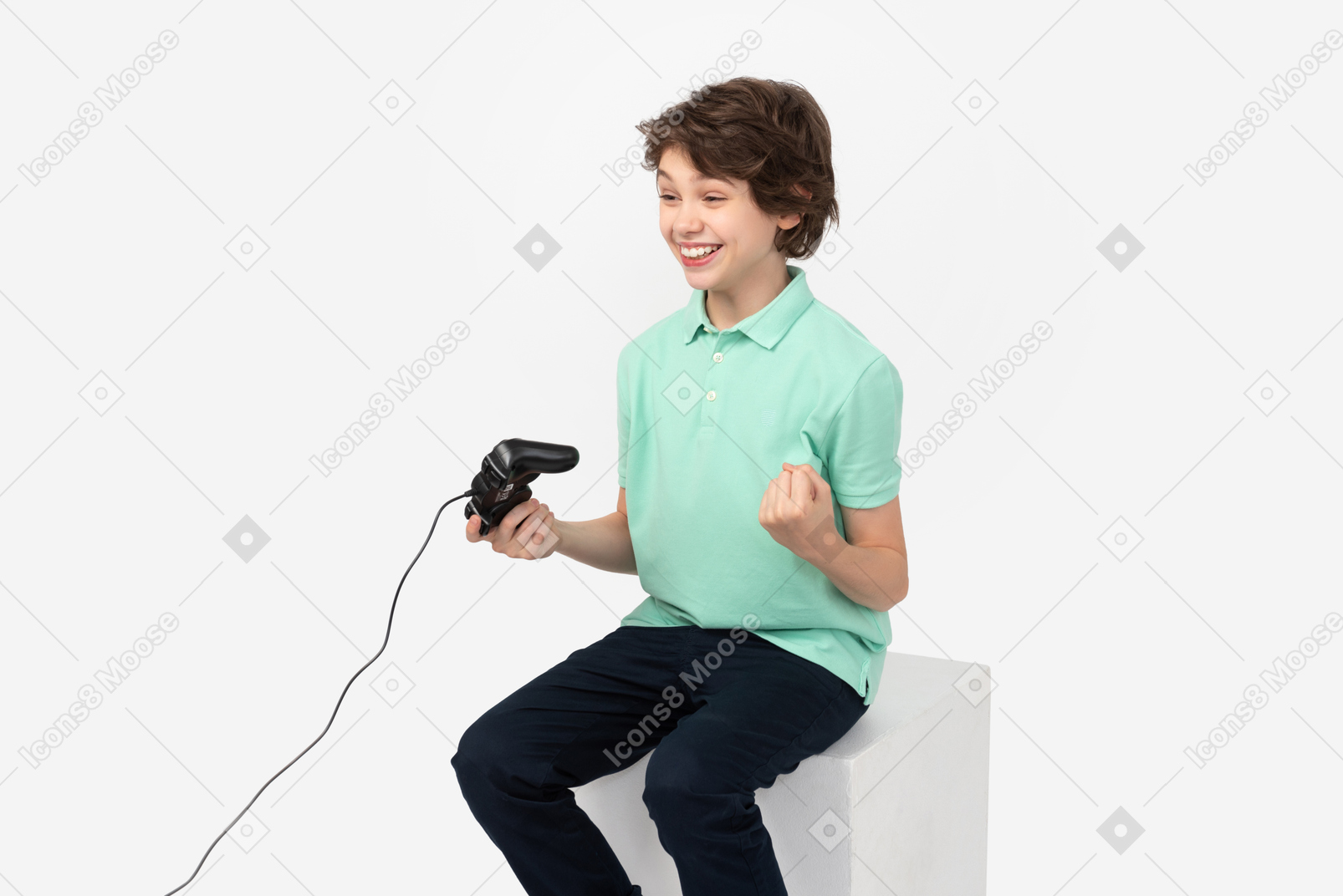Teenager feiert seinen sieg im videospiel