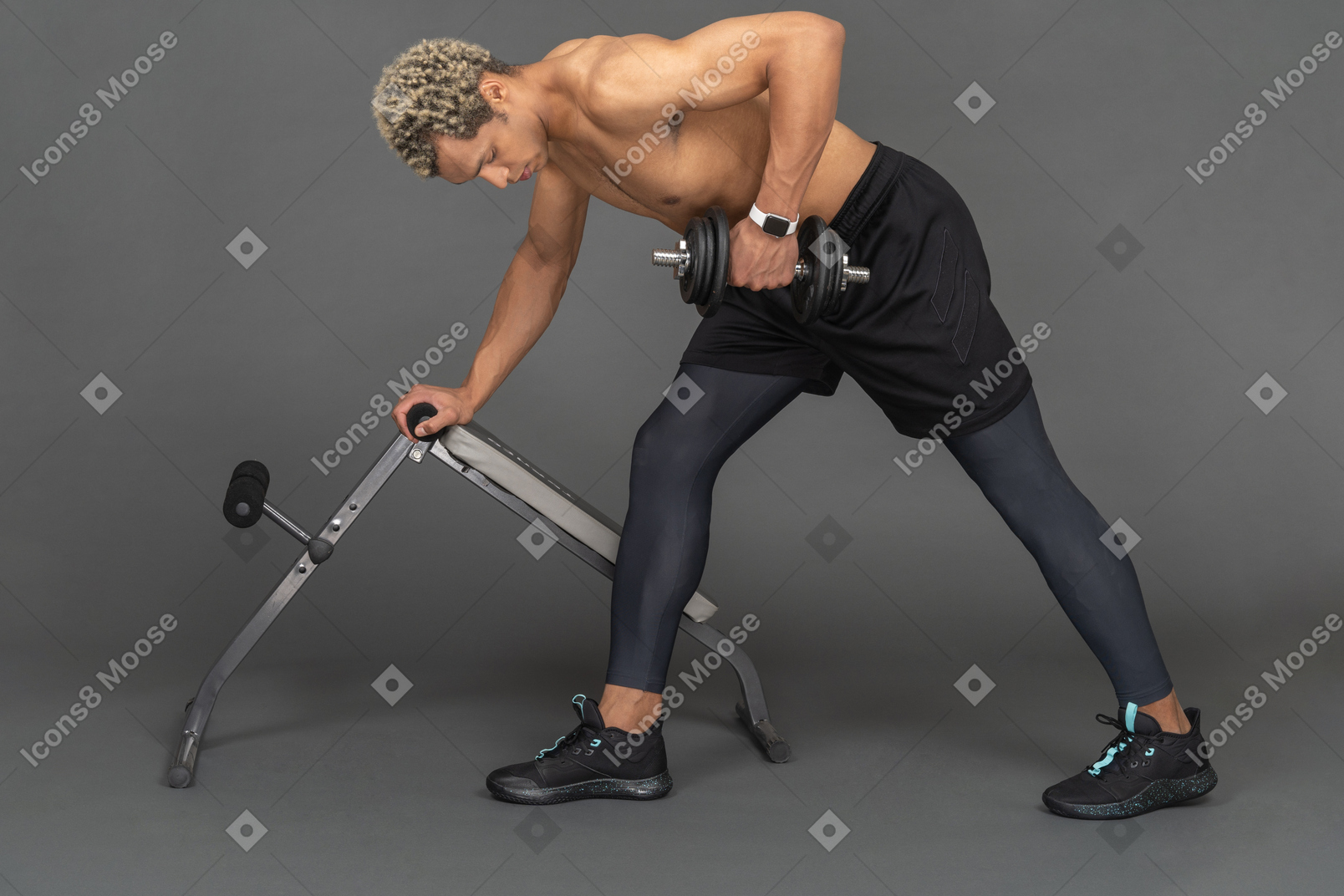 Hombre haciendo ejercicio con una mancuerna