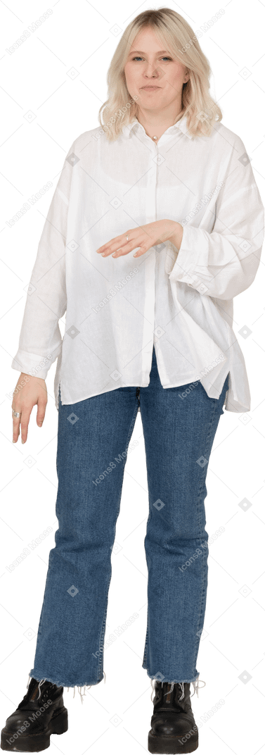 Vista frontal de una mujer rubia en ropa casual haciendo muecas y gesticulando