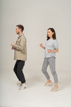 Casal fazendo aula de dança