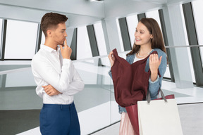 Escolher um vestido é um trabalho real para se pensar