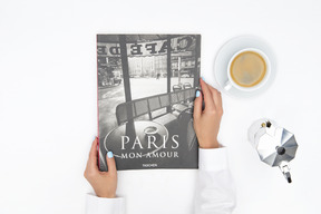 Café et magazine pour bien commencer la journée