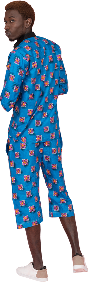 Schwarzer mann im blauen pyjama stehend
